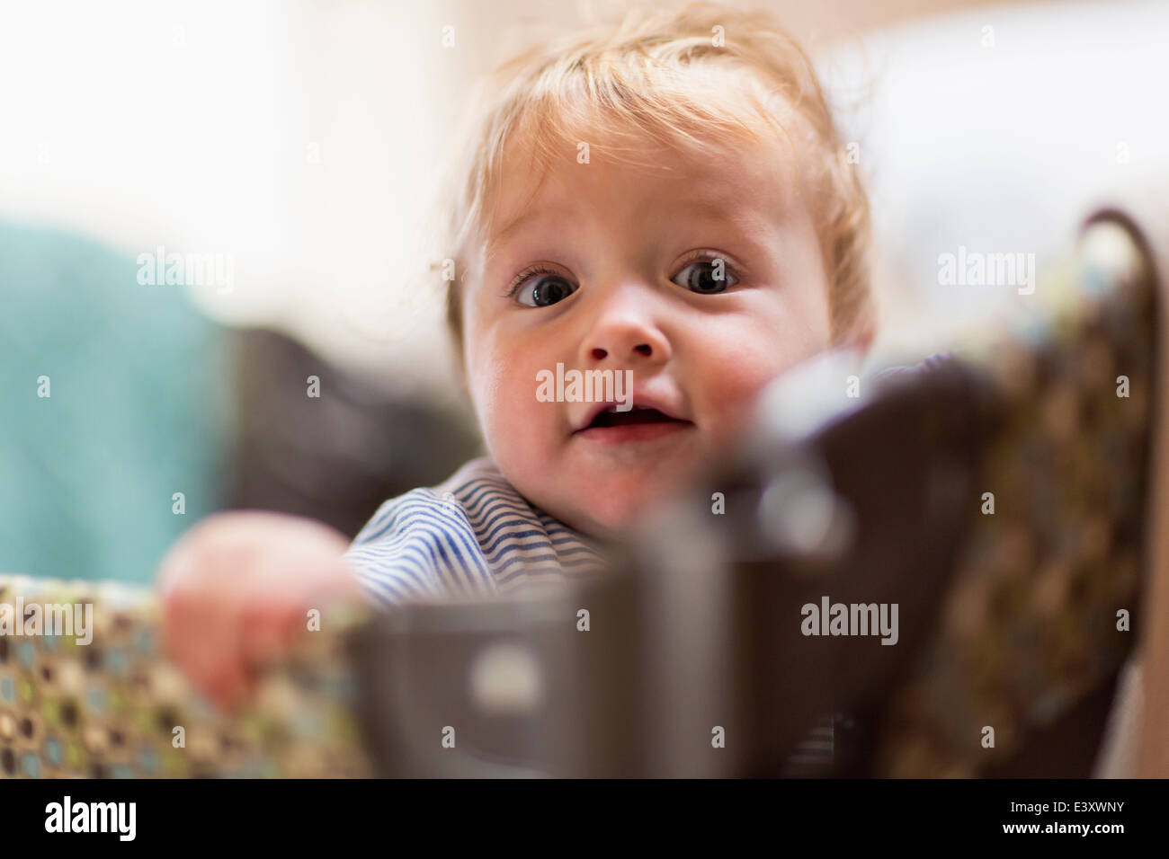 Kaukasische Baby stehend im Wäschekorb Stockfoto