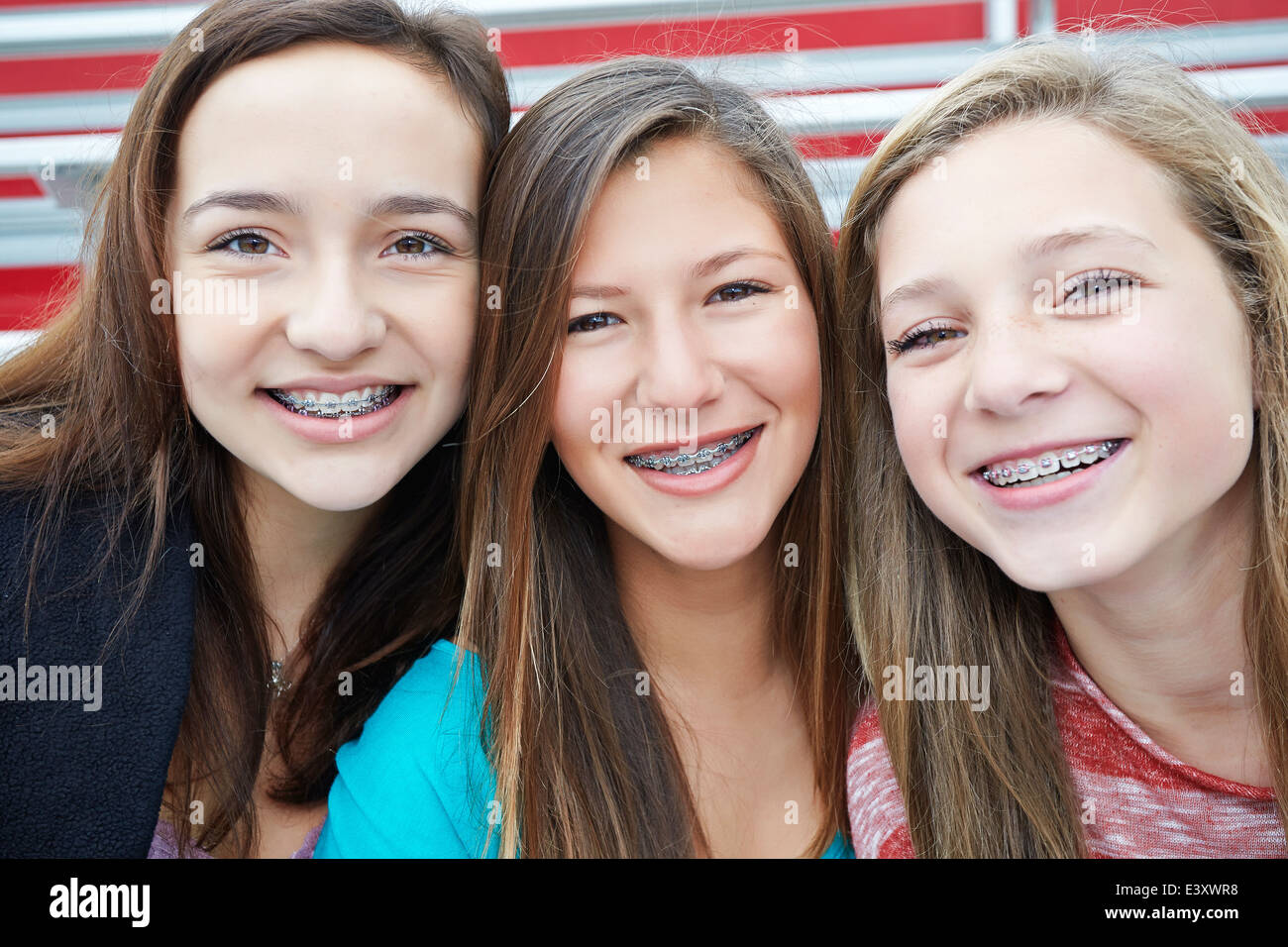 Mädchen im Teenageralter Angeberei Klammern zusammen Stockfoto