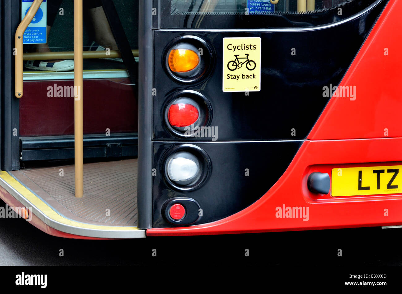 London, England, Vereinigtes Königreich. Neue Routemaster rot London Bus. Rückenausschnitt und Warnung für Radfahrer Stockfoto