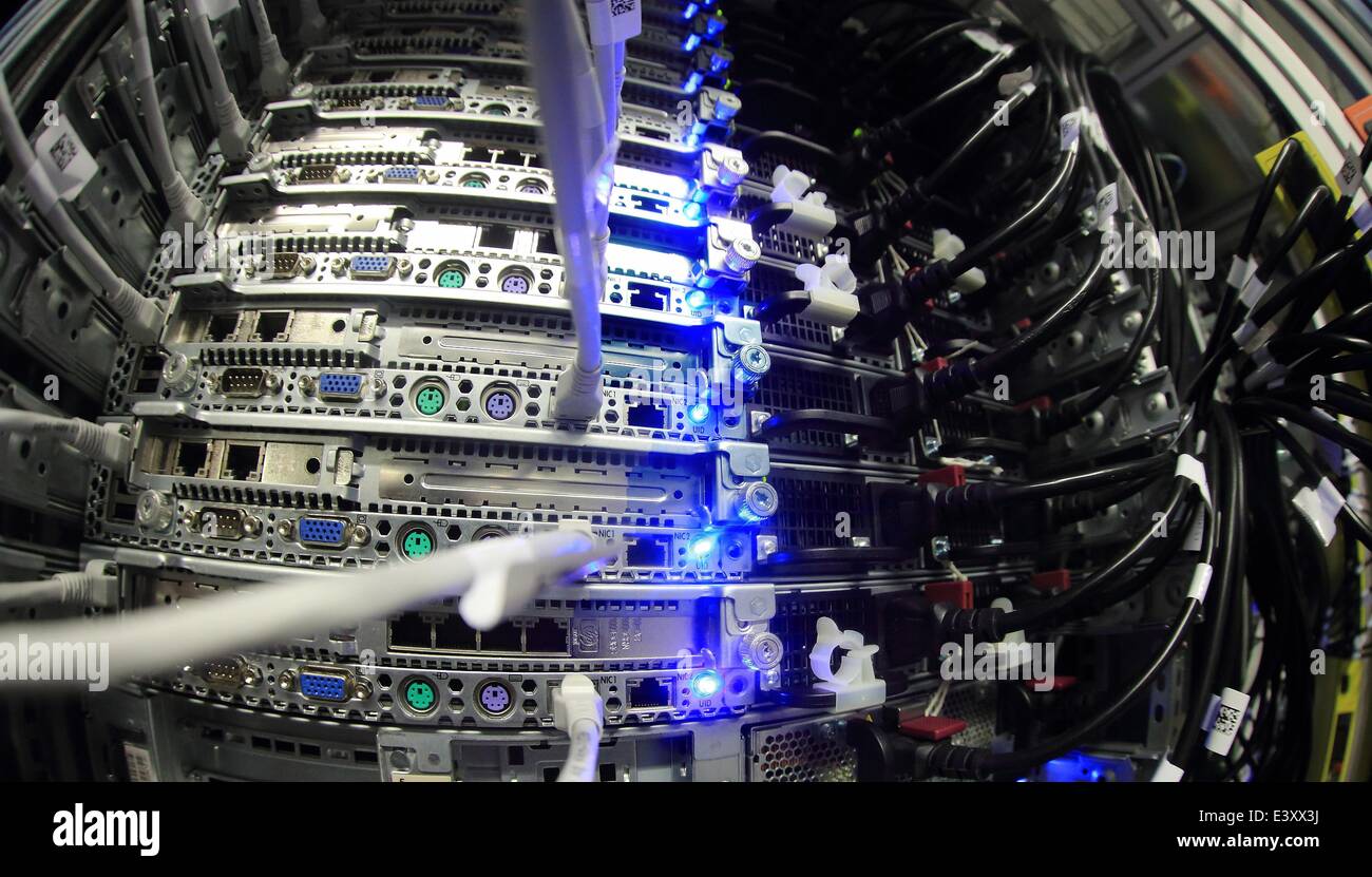 Biere, Deutschland. 1. Juli 2014. Server sind in den neuen Computer Center der Deutschen Telekom AG in Biere, Deutschland, 1. Juli 2014 verbunden. Die Tochter T-Systems eröffnet das größte Rechenzentrum mit einer Fläche von 150.000 Quadratmetern in Deutschland am 3. Juli 2014. Es werden hier 30.000 Servern und 100 Mitarbeiter. Gemeinsam mit dem Zentrum in Magdeburg ermöglicht die "TwinCore" Anwendungen und Kundendaten parallel an zwei Standorten aus Sicherheitsgründen behandelt werden. Bildnachweis: Dpa picture Alliance/Alamy Live News Stockfoto