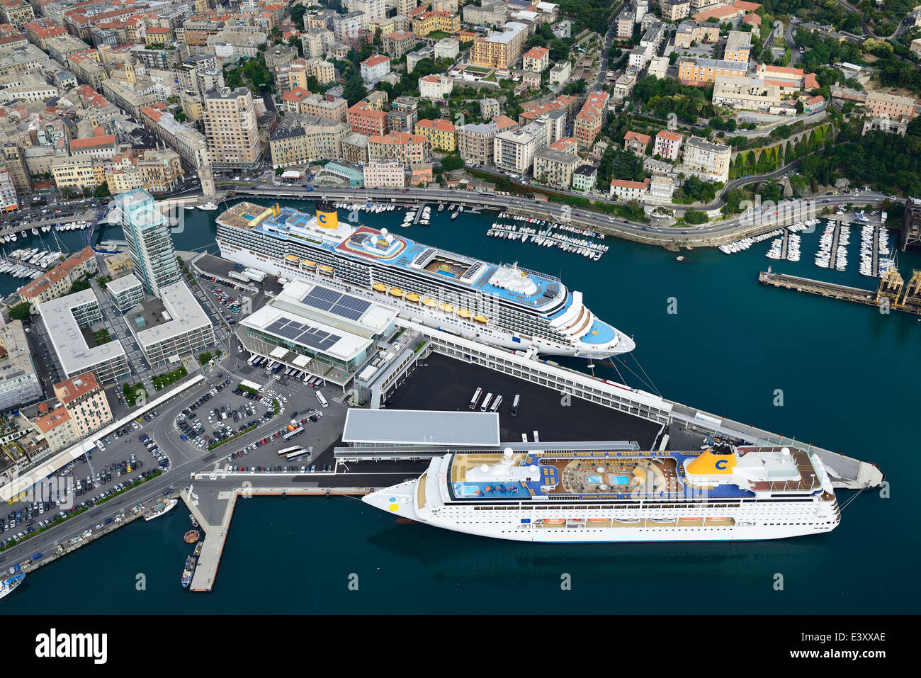 Kreuzfahrtschiffe; Costa Deliziosa, COSTA RIVIERA (Luftbild). Hafen von