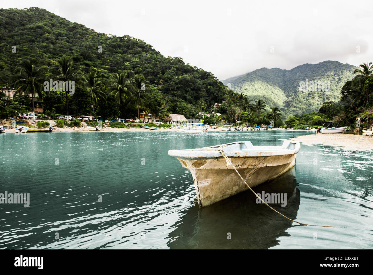 In tropischen Bucht schwimmende Boot angedockt Stockfoto