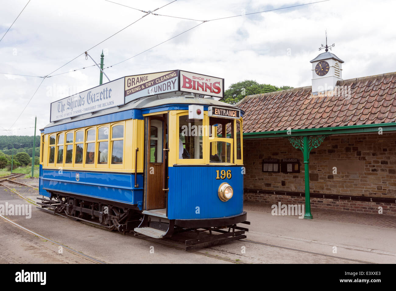 Altmodische Straßenbahn im Beamish lebendigen Freilichtmuseum Stockfoto
