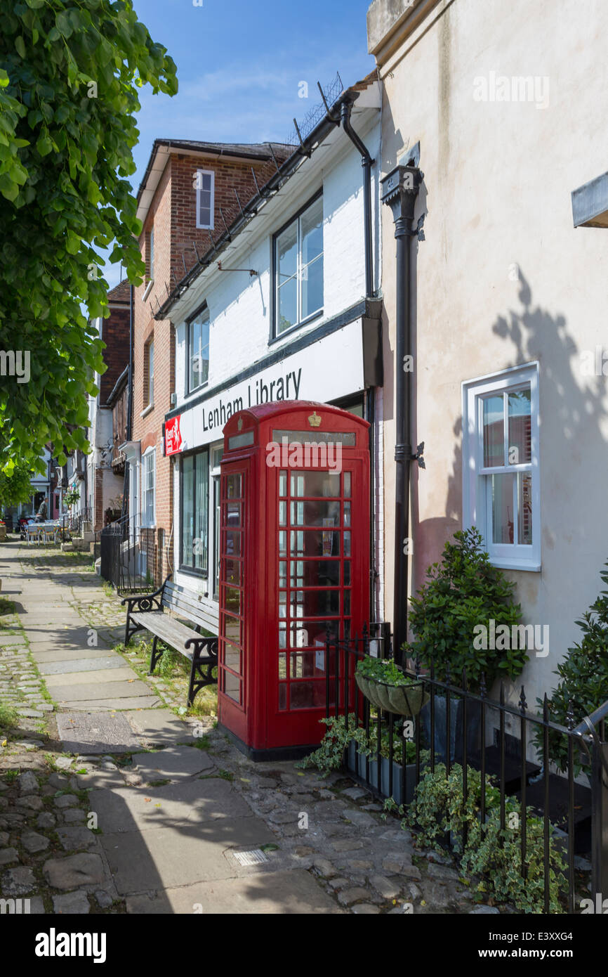 Old Fashioned Telefonzelle in der hübschen Dorf Lenham Kent Stockfoto