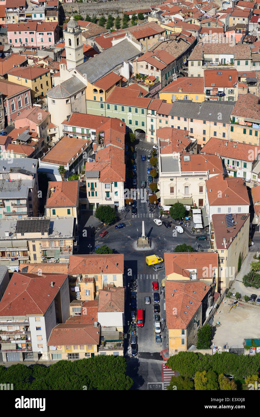 LUFTAUFNAHME. Piazza degli eroi taggesi im Stadtzentrum von Taggia. Provinz Imperia, Ligurien, Italien. Stockfoto