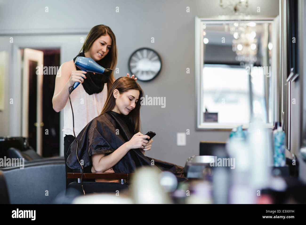 Stylist Föhnen Kundenhaar im salon Stockfoto