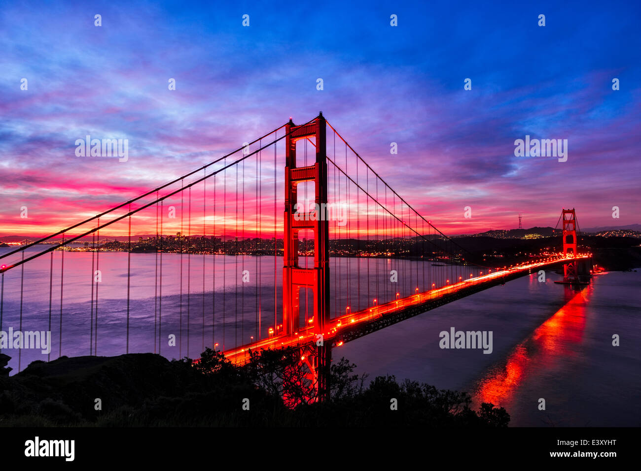 Golden Gate Bridge beleuchtet bei Sonnenuntergang, San Francisco, California, Vereinigte Staaten von Amerika Stockfoto