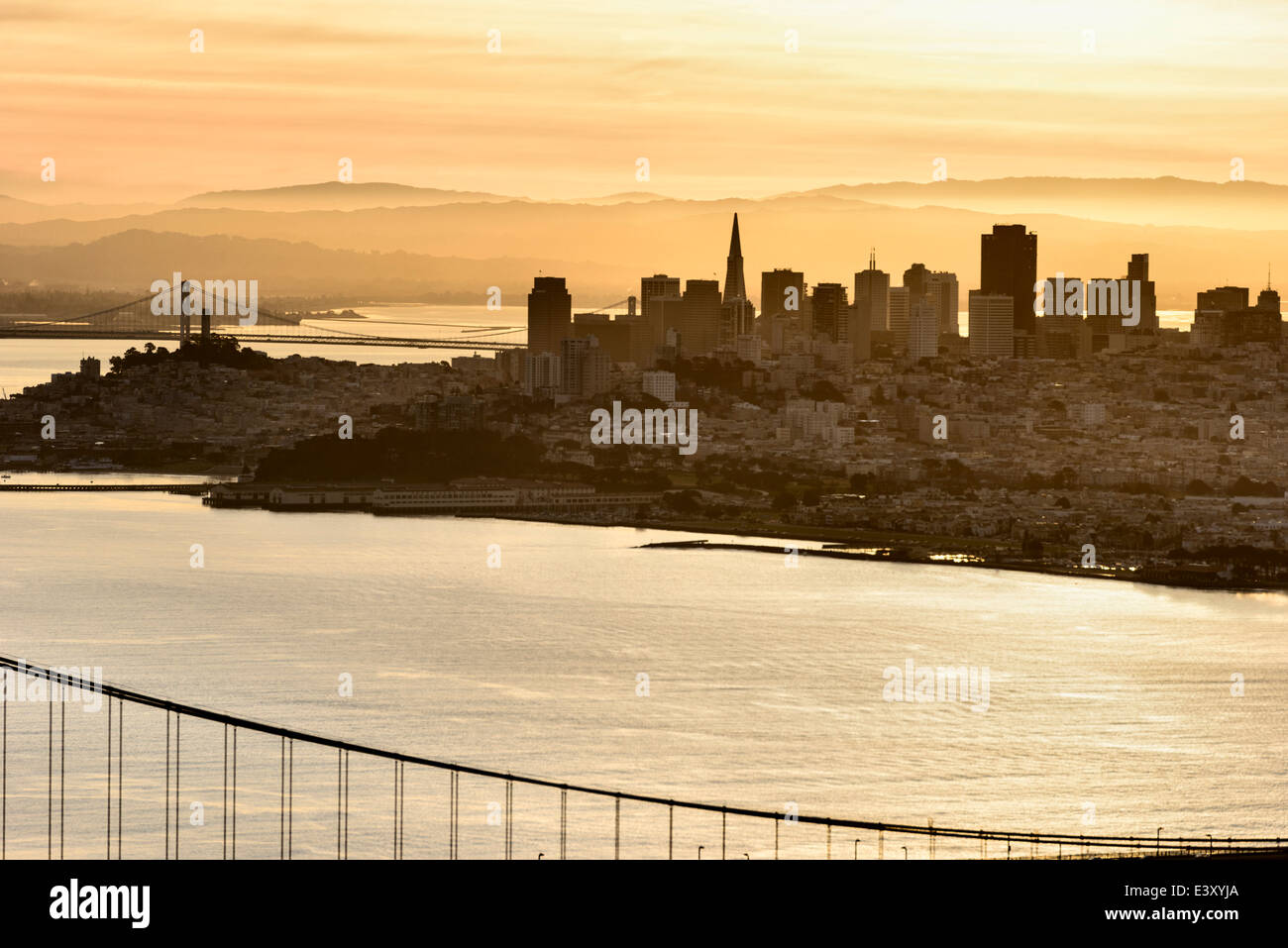 Silhouette von San Francisco Stadt Skyline bei Sonnenuntergang, San Francisco, California, Vereinigte Staaten von Amerika Stockfoto