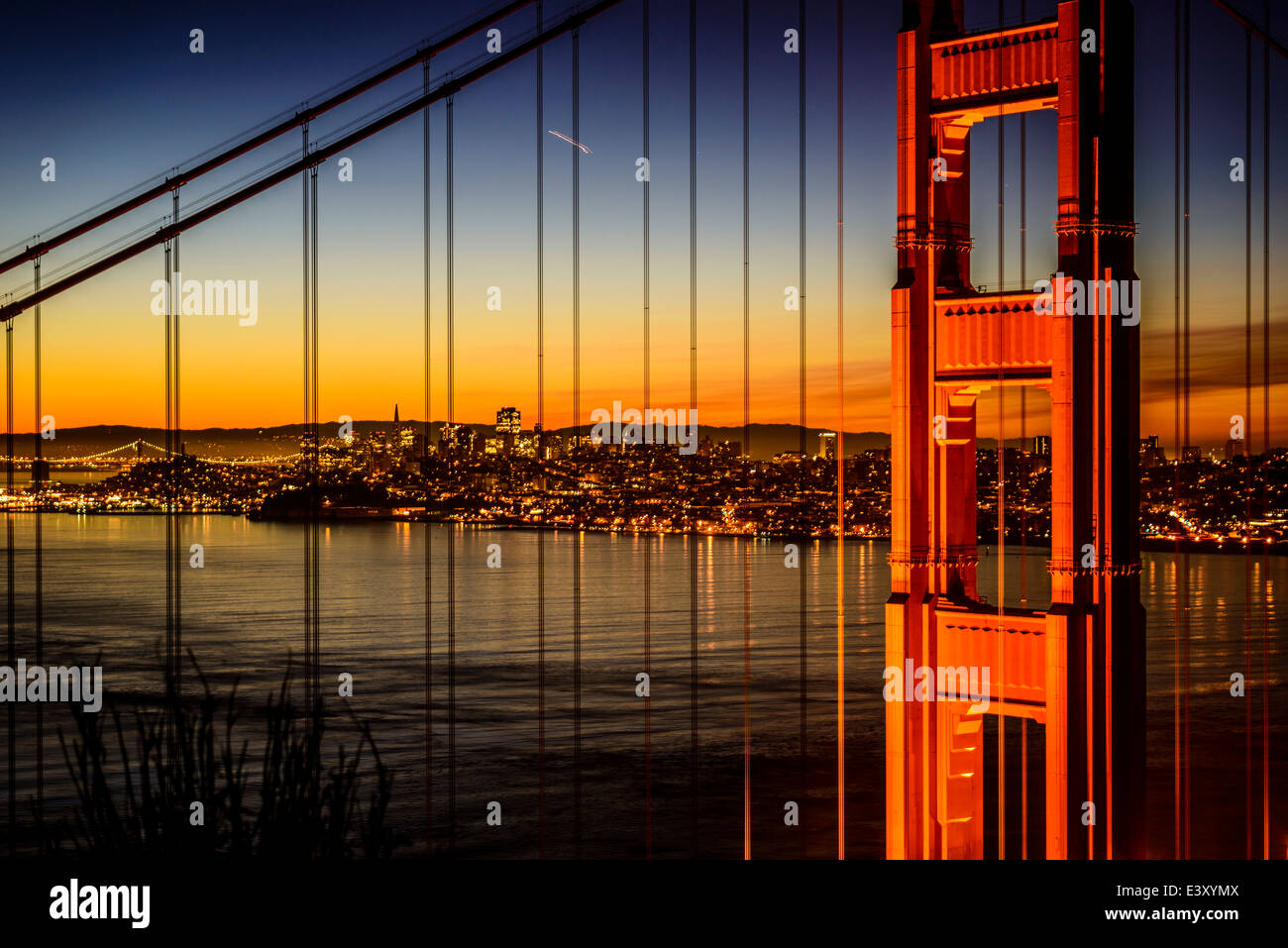 Golden Gate Bridge und San Francisco Skyline leuchtet in der Nacht, San Francisco, California, Vereinigte Staaten von Amerika Stockfoto