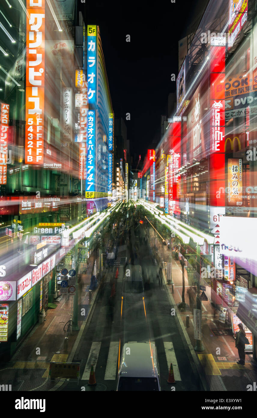 Tokyo Stadtstraße beleuchtet in der Nacht, Tokyo, Japan Stockfoto