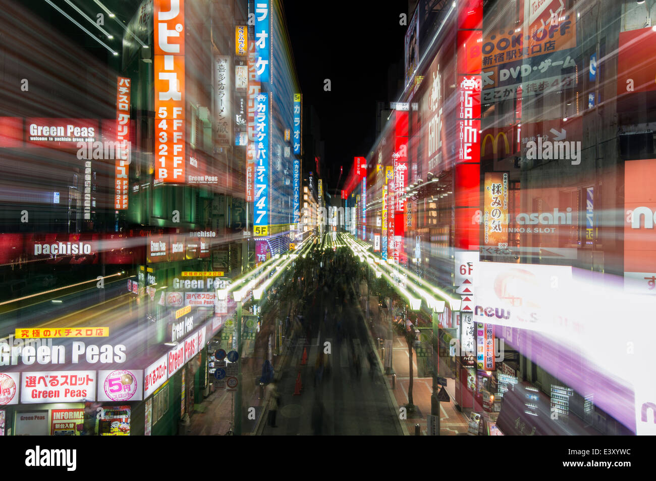 Tokyo Stadtstraße beleuchtet in der Nacht, Tokyo, Japan Stockfoto
