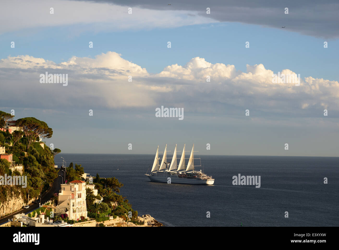 Club Med 2, das längste Segelschiff der Welt (Stand 2014) mit 194 Metern. Vor der Küste von Nizza, Alpes-Maritimes, Französische Riviera, Frankreich. Stockfoto