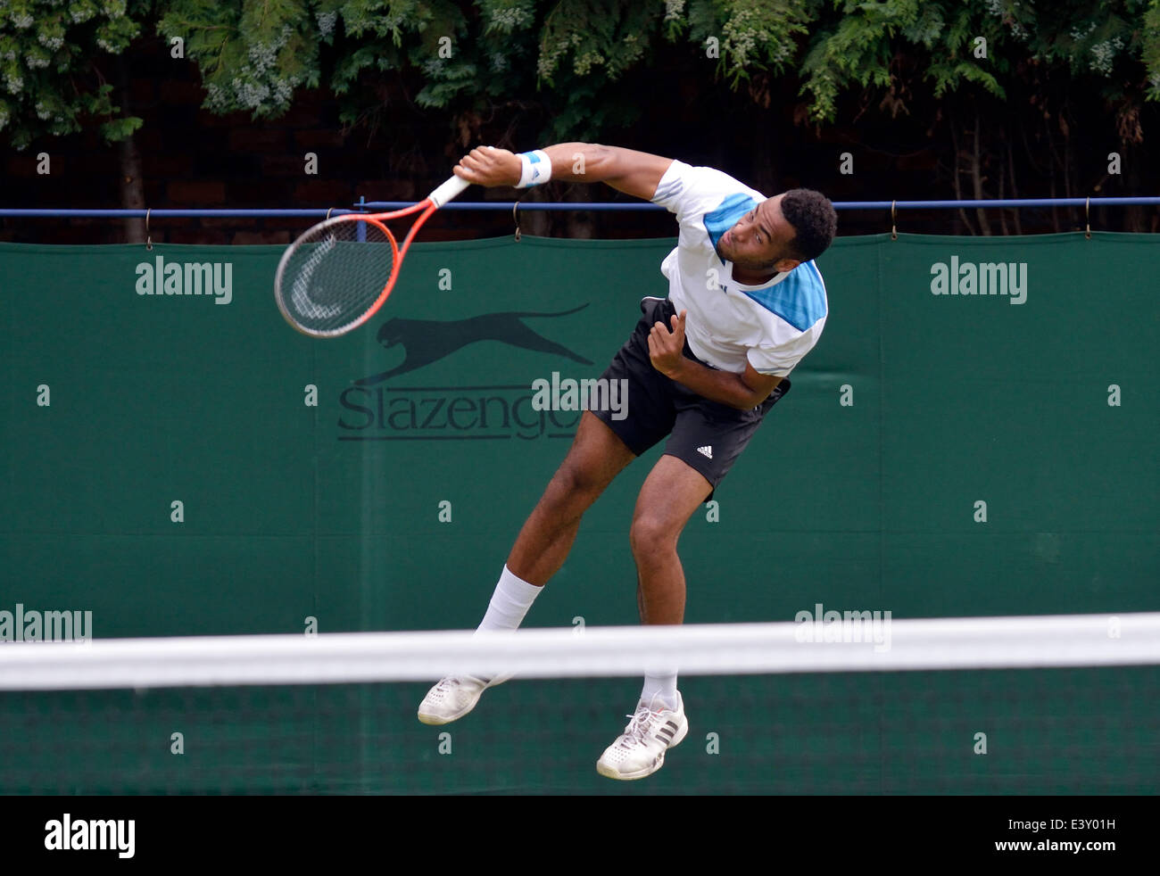 Manchester, UK. 1. Juli 2014. Joshua Ward-Hibbert dient während seiner 4-6, 2: 6 Niederlage von Nummer 3 Samen, Oliver Golding bei den Aegon GB Pro Tennis-Turnier in der nördlichen Club, Didsbury, Manchester. Aegon GB Pro Tennis-Manchester, UK-Credit: John Fryer/Alamy Live-Nachrichten Stockfoto