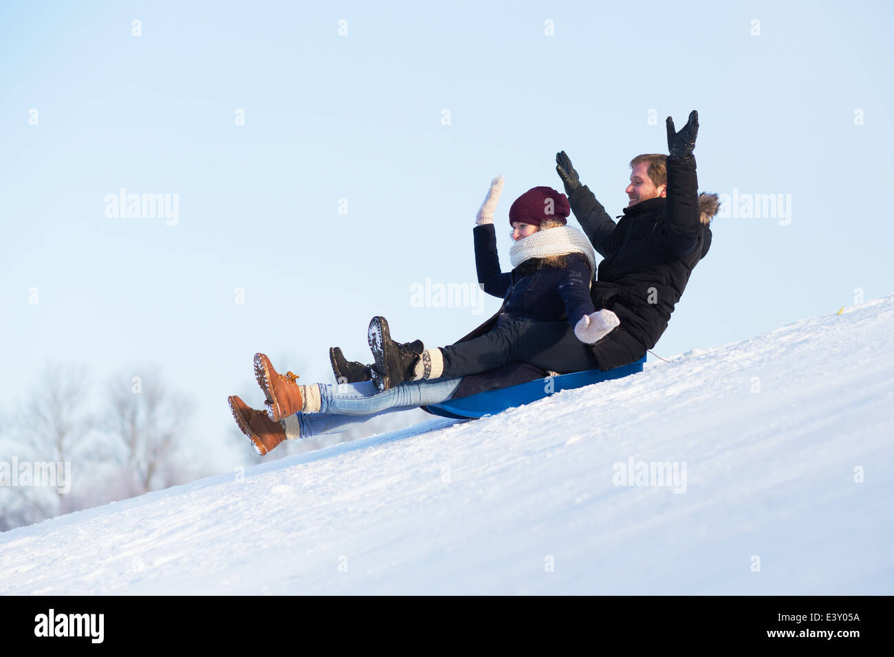 Junge Brautpaar Rodeln Stockfoto