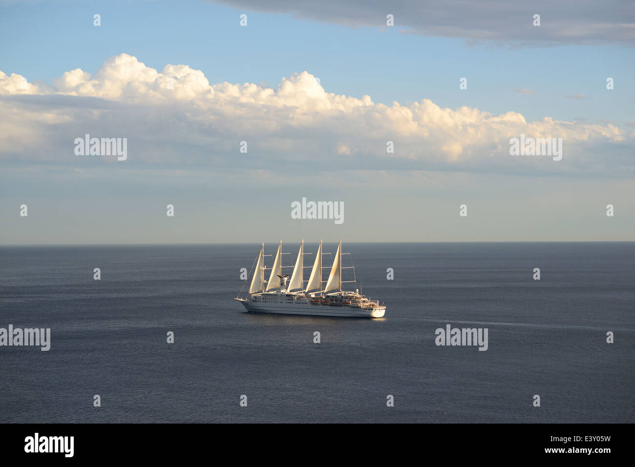 Club Med 2, das längste Segelschiff der Welt (Stand 2014) mit 194 Metern. Vor der Küste von Nizza, Alpes-Maritimes, Französische Riviera, Frankreich. Stockfoto
