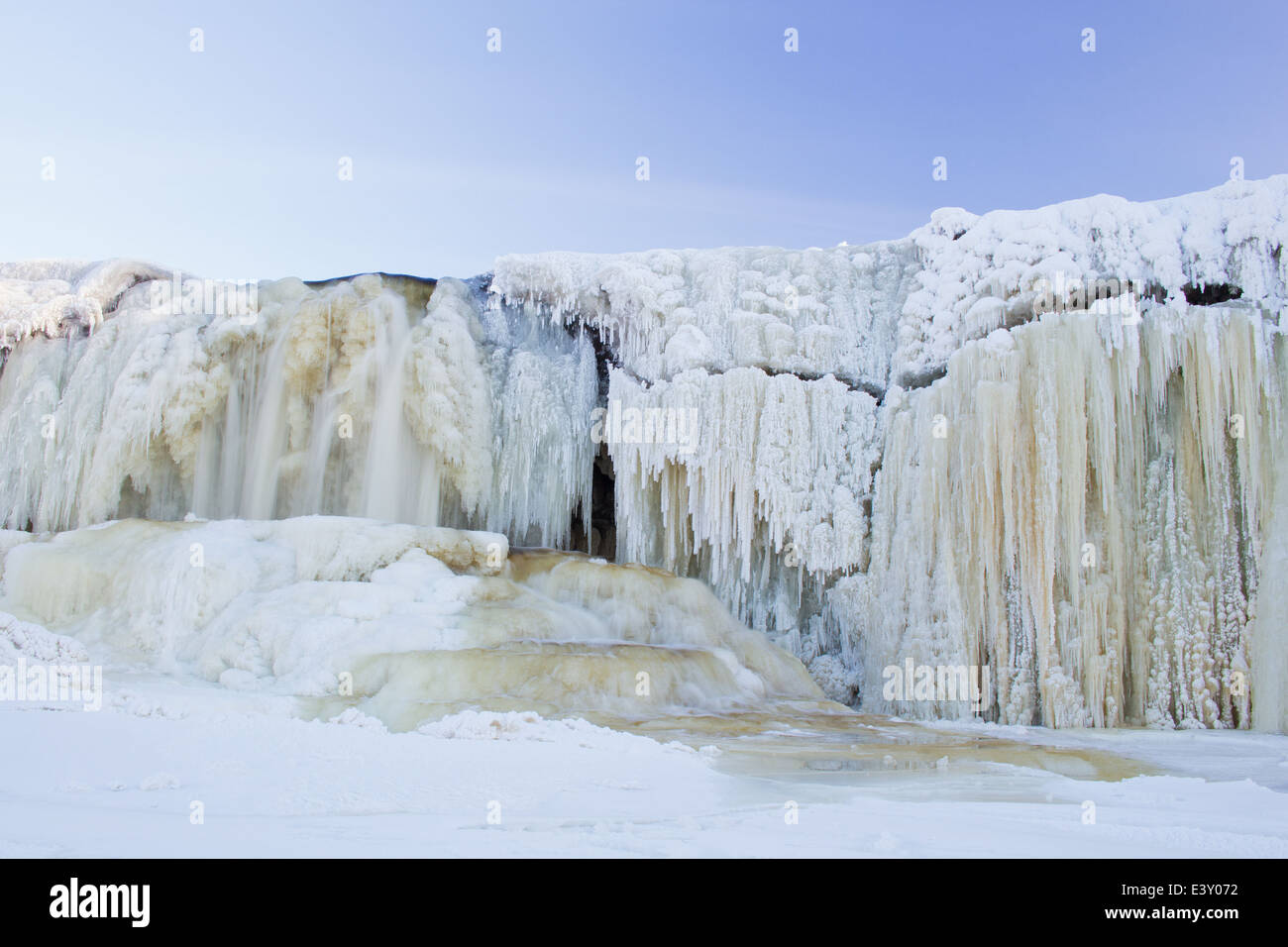Blick auf gefrorenen Wasserfall im winter Stockfoto