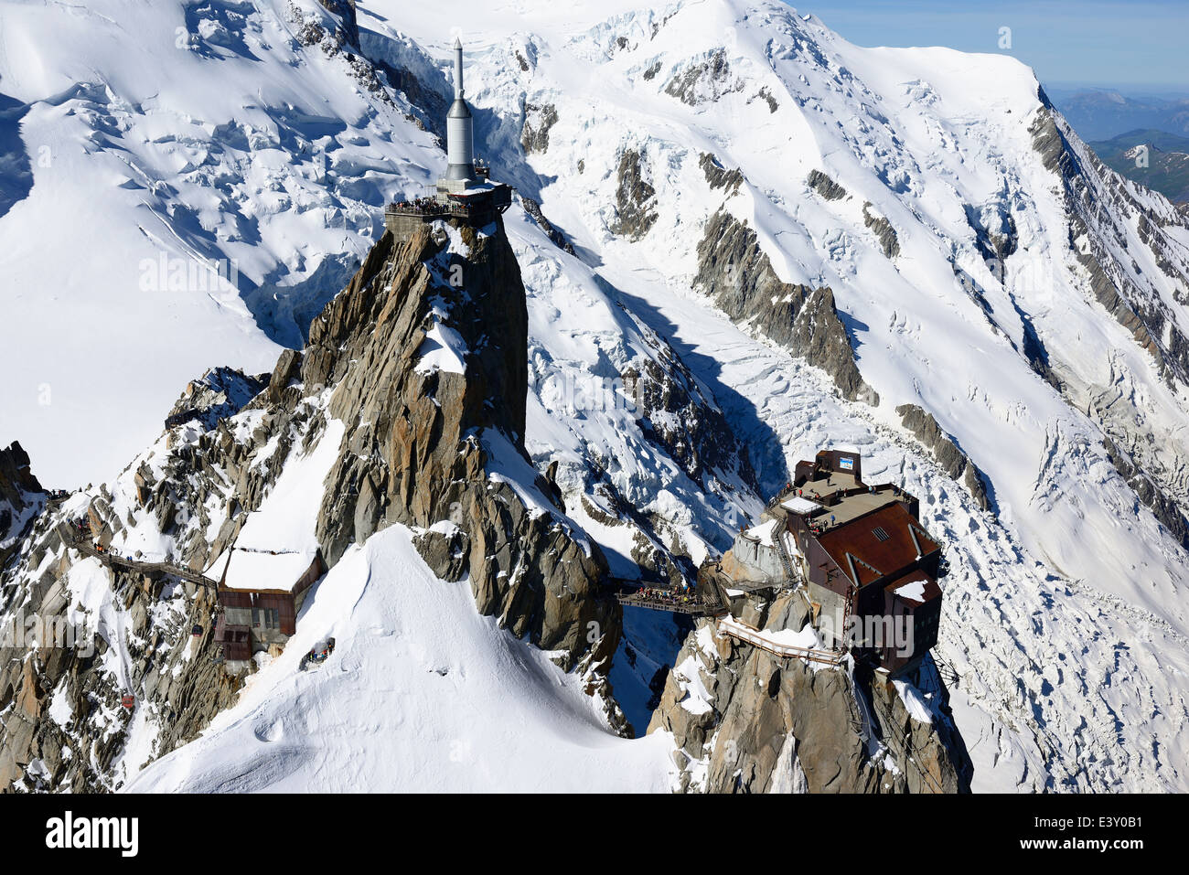 LUFTAUFNAHME. Aiguille du Midi (3842 m). Chamonix Mont-Blanc, Haute-Savoie, Auvergne-Rhône-Alpes, Frankreich. Stockfoto