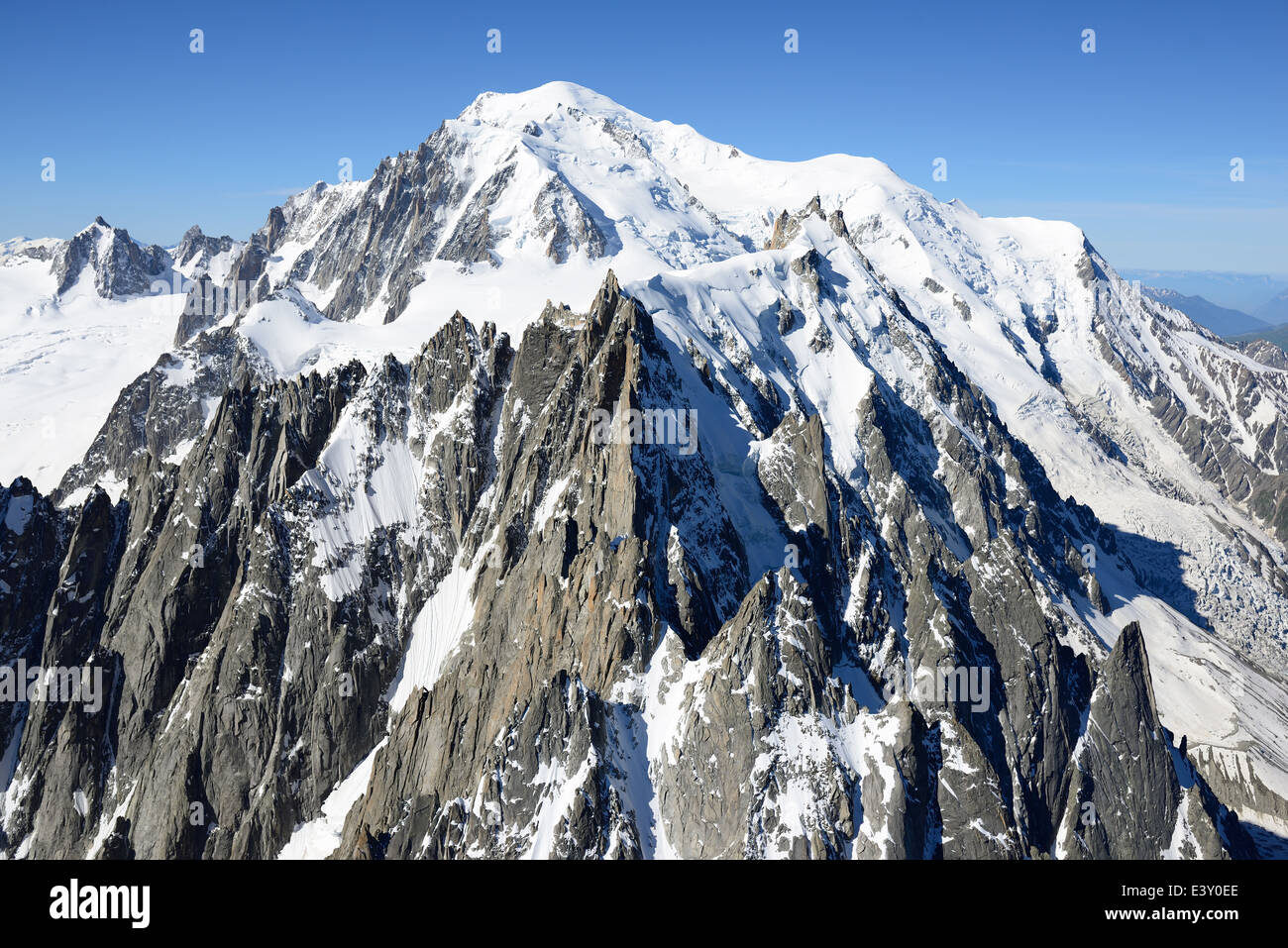 LUFTAUFNAHME. Aiguilles de Chamonix, Aiguille du Midi und Mont-Blanc. Chamonix Mont-Blanc, Haute-Savoie, Auvergne-Rhône-Alpes, Frankreich. Stockfoto