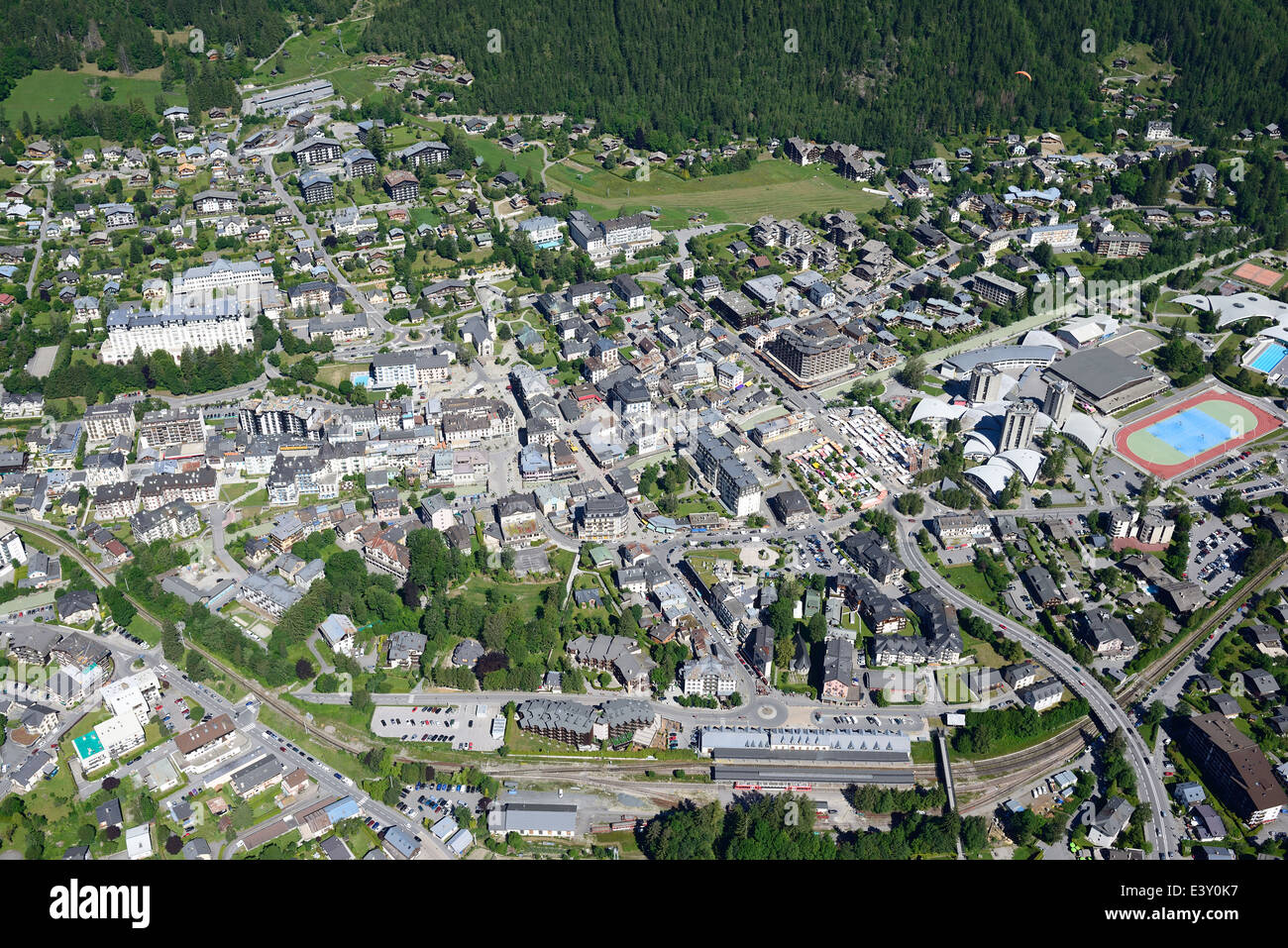 LUFTAUFNAHME. Stadt Chamonix Mont-Blanc. Haute-Savoie, Auvergne-Rhône-Alpes, Frankreich. Stockfoto