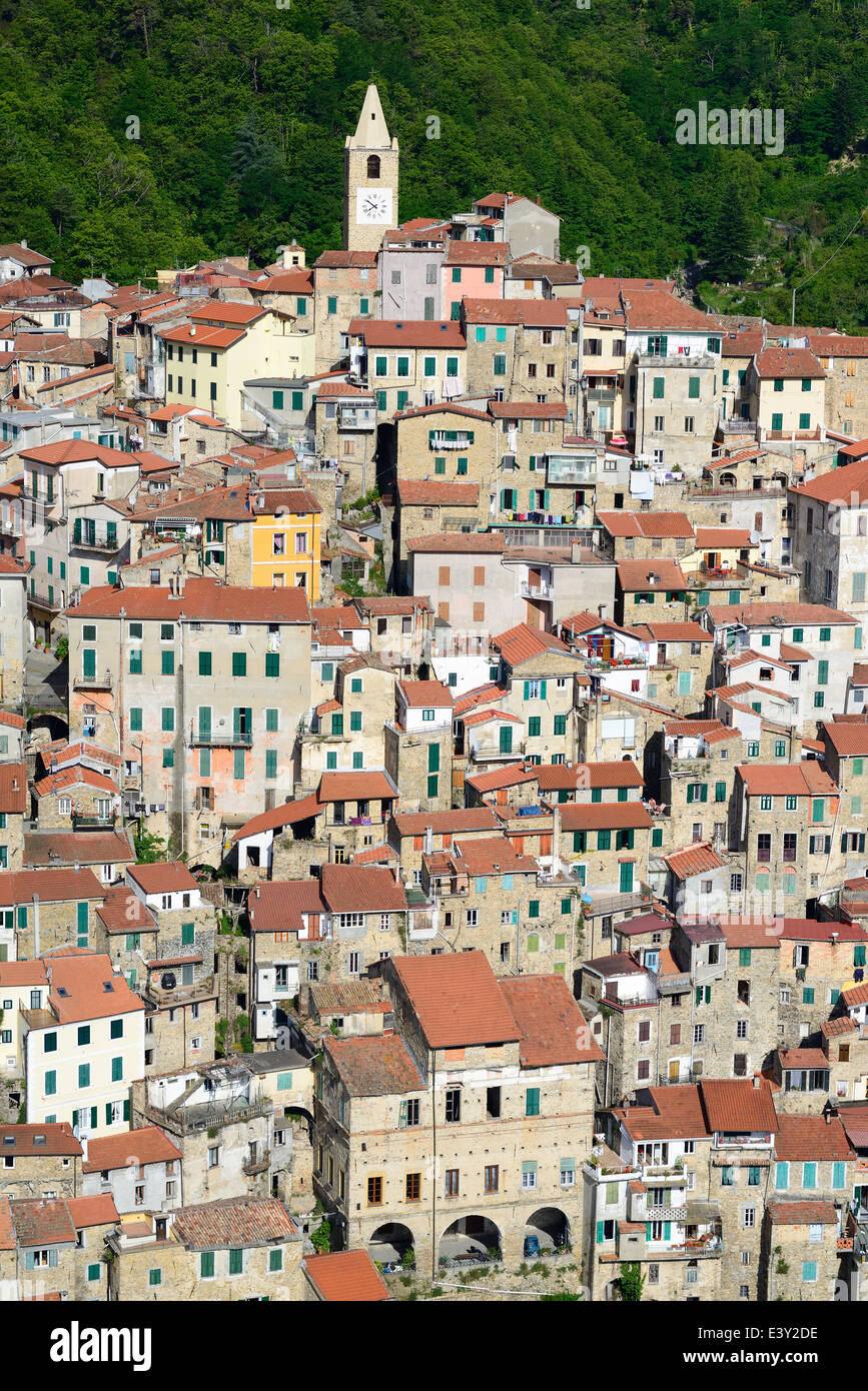 LUFTAUFNAHME. Mittelalterliches Dorf. Ceriana, Provinz Imperia, Ligurien, Italien. Stockfoto