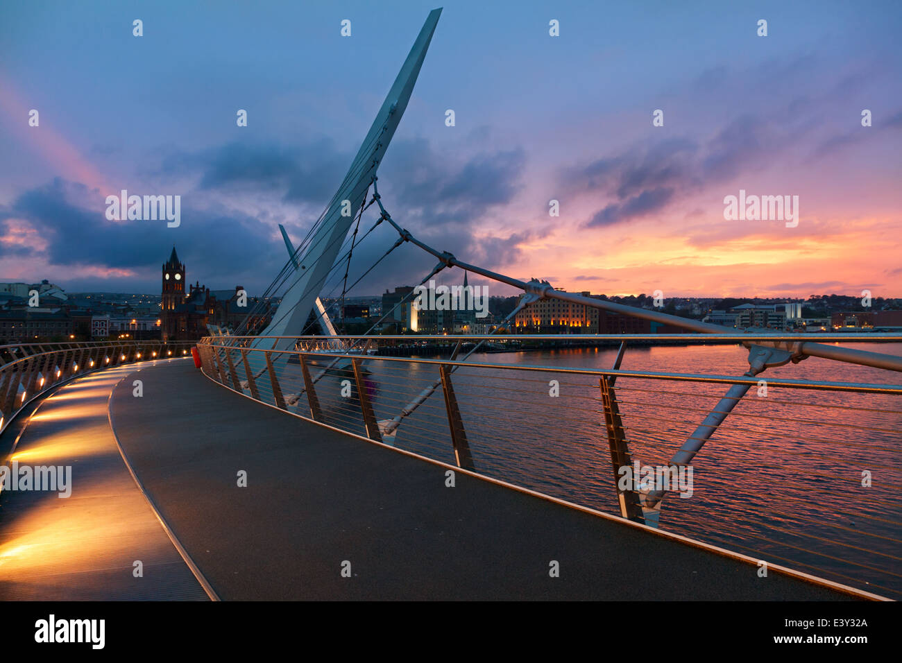 Londonderry, Friedensbrücke bei Sonnenuntergang Stockfoto