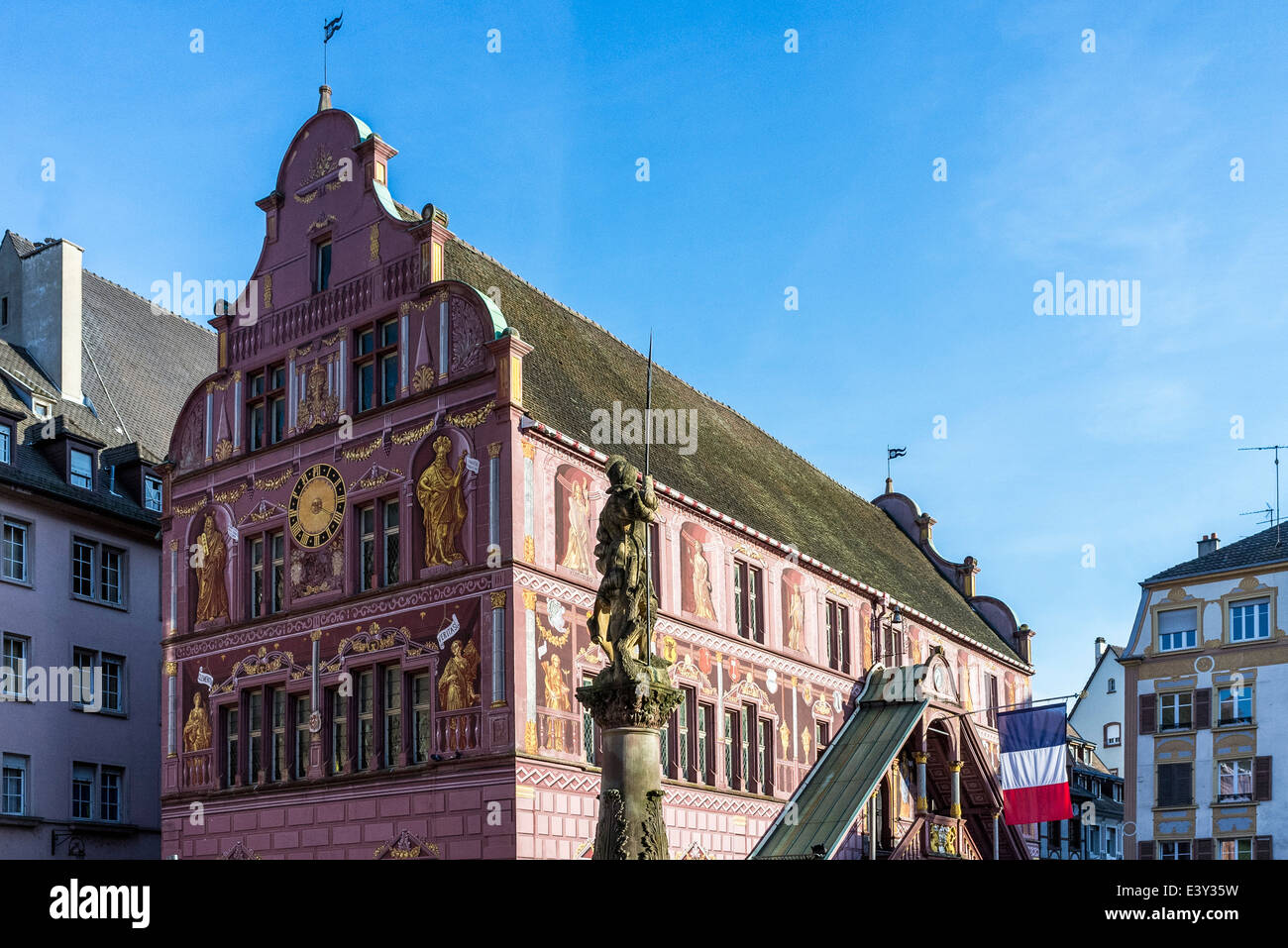 Ehemaligen Renaissance-Rathaus aus dem 16. Jahrhundert und Hellebardier Statue Mulhouse Elsass Frankreich Stockfoto