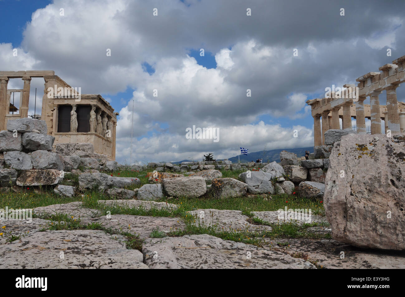 Blick auf den Parthenon und Erechtheion mit der Vorhalle der Karyatiden auf der Akropolis von Athen. Stockfoto