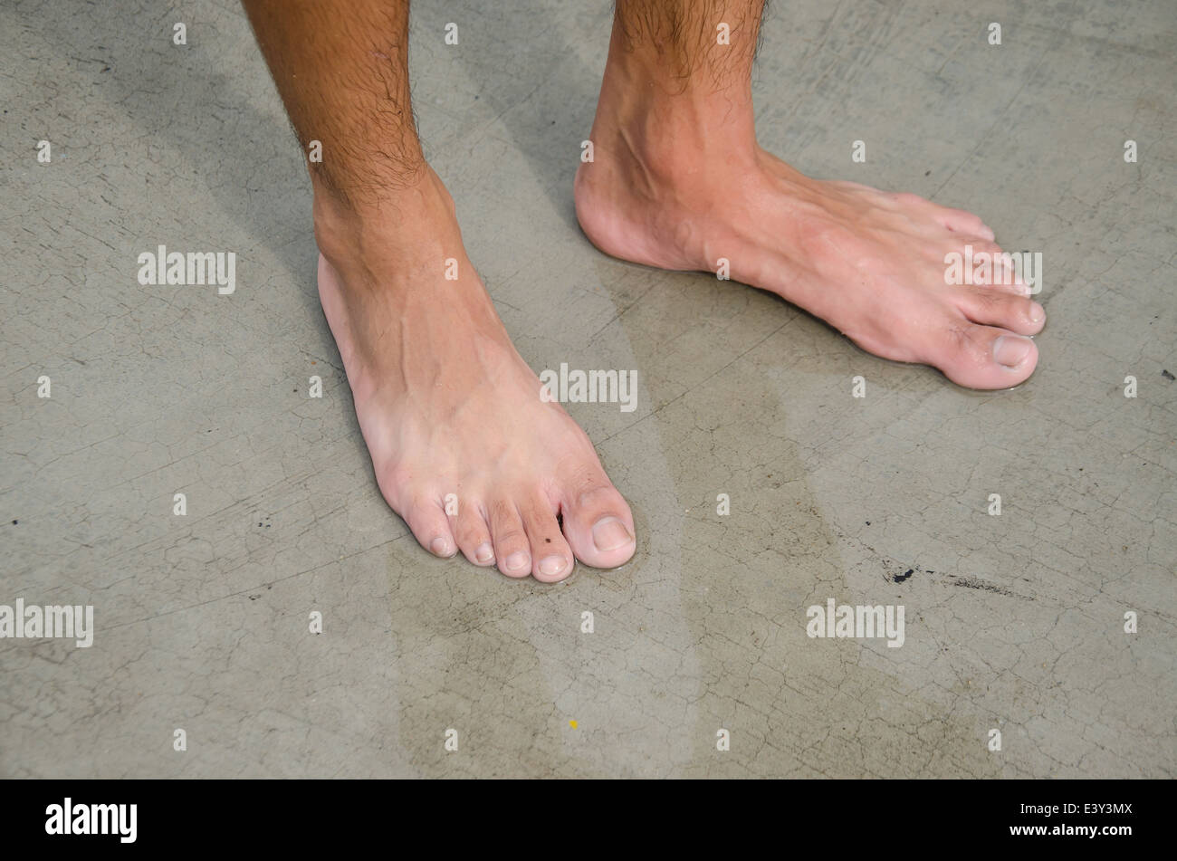 Barfuß kinder -Fotos und -Bildmaterial in hoher Auflösung – Alamy