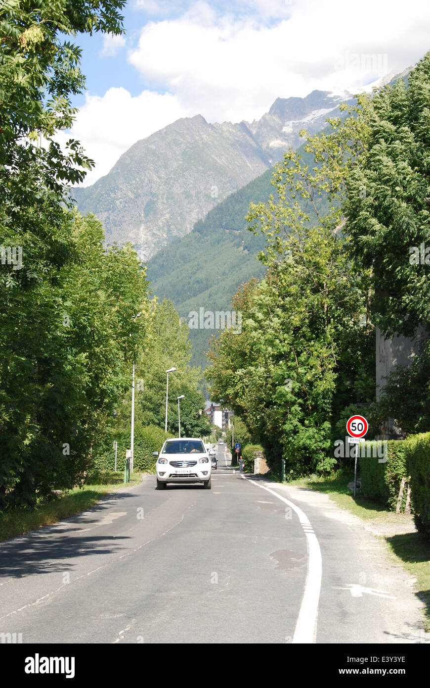 Straße mit Auto in Chamonix [Alpen] Frankreich Stockfoto