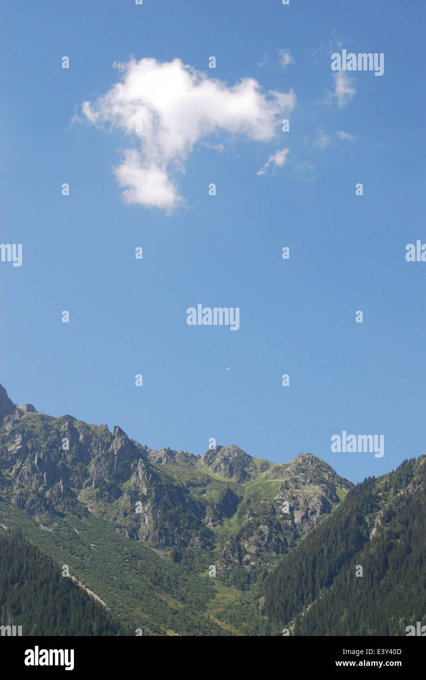 Blick auf [Alpen] [Tal von Chamonix] unter [blauer Himmel] und [White Cloud] Stockfoto