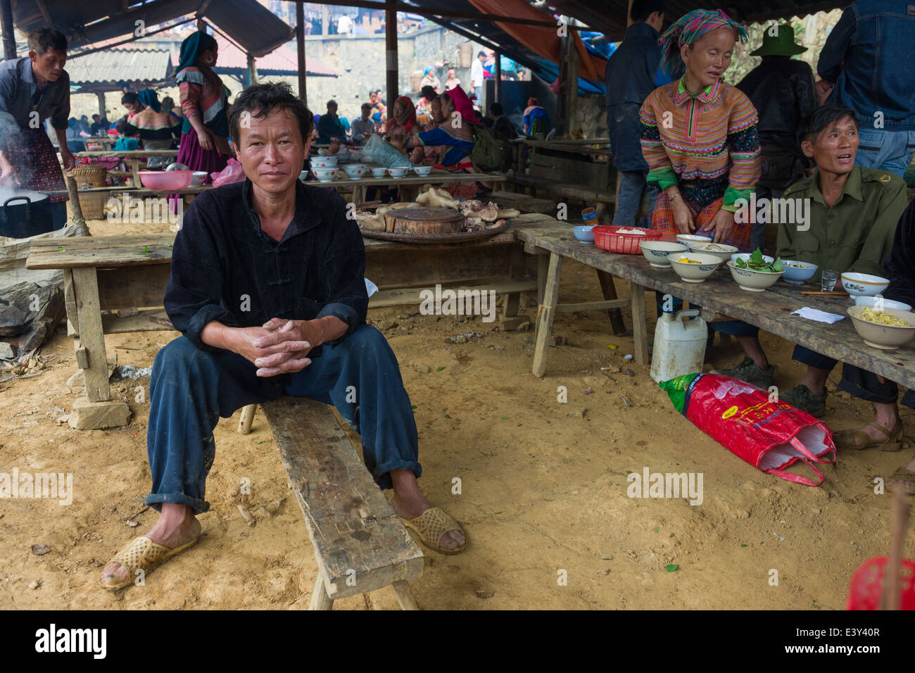 Hmong Mann sitzt in einem lokalen Restaurant, kann Cau Markt. in der Nähe von Bac Ha, Vietnam Stockfoto