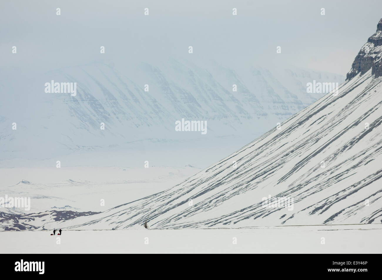 Zwei Abenteurer zu Fuß schleppen, schleppen Schlitten Wandern auf Tempel Fjord (Tempelfjorden), Spitzbergen, Svalbard-Archipel, Norwegen Stockfoto