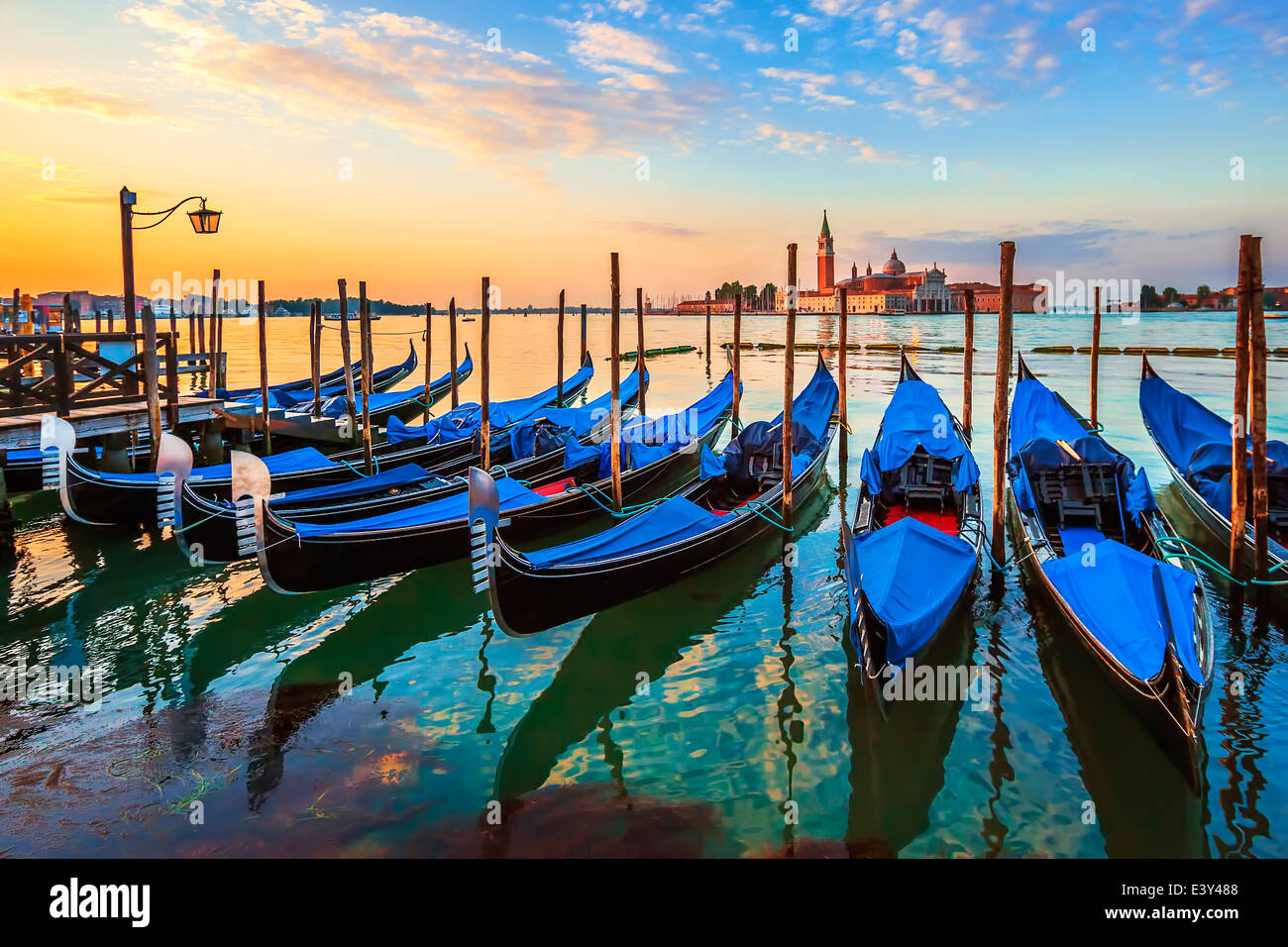 Venedig mit berühmten Gondeln bei Sonnenaufgang, Italien Stockfoto Venedig mit berühmten Gondeln bei Sonnenaufgang, Italien Stockfoto
