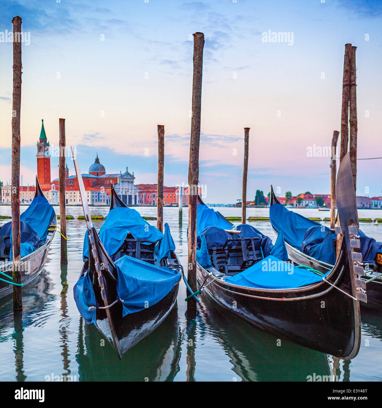 Gondeln in den Canal Grande bei Sonnenuntergang, spezielle fotografische Verarbeitung. Stockfoto Gondeln in den Canal Grande bei Sonnenuntergang, spezielle fotografische Verarbeitung. Stockfoto