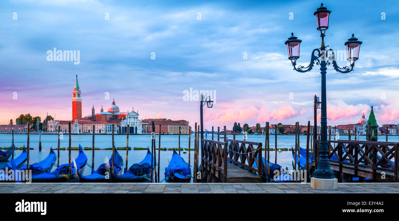 Gondeln schweben in den Canal Grande, Panoramablick Stockfoto Gondeln schweben in den Canal Grande, Panoramablick Stockfoto