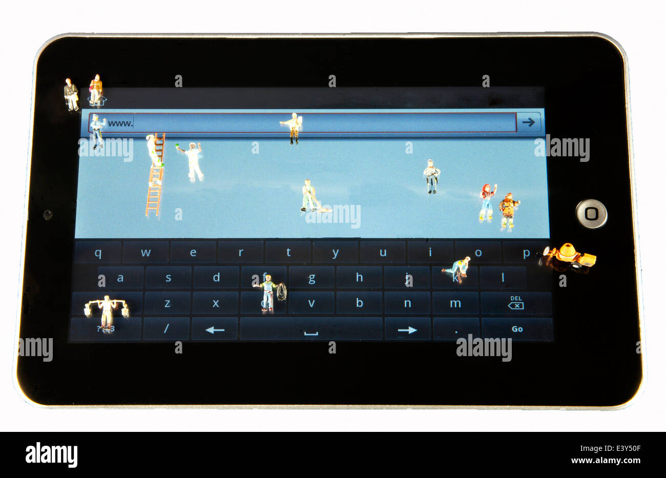 Miniatur-Arbeiter auf einem Tablet-Bildschirm emuliert die Aufgaben erforderlich, um eine Website zu erstellen Stockfoto