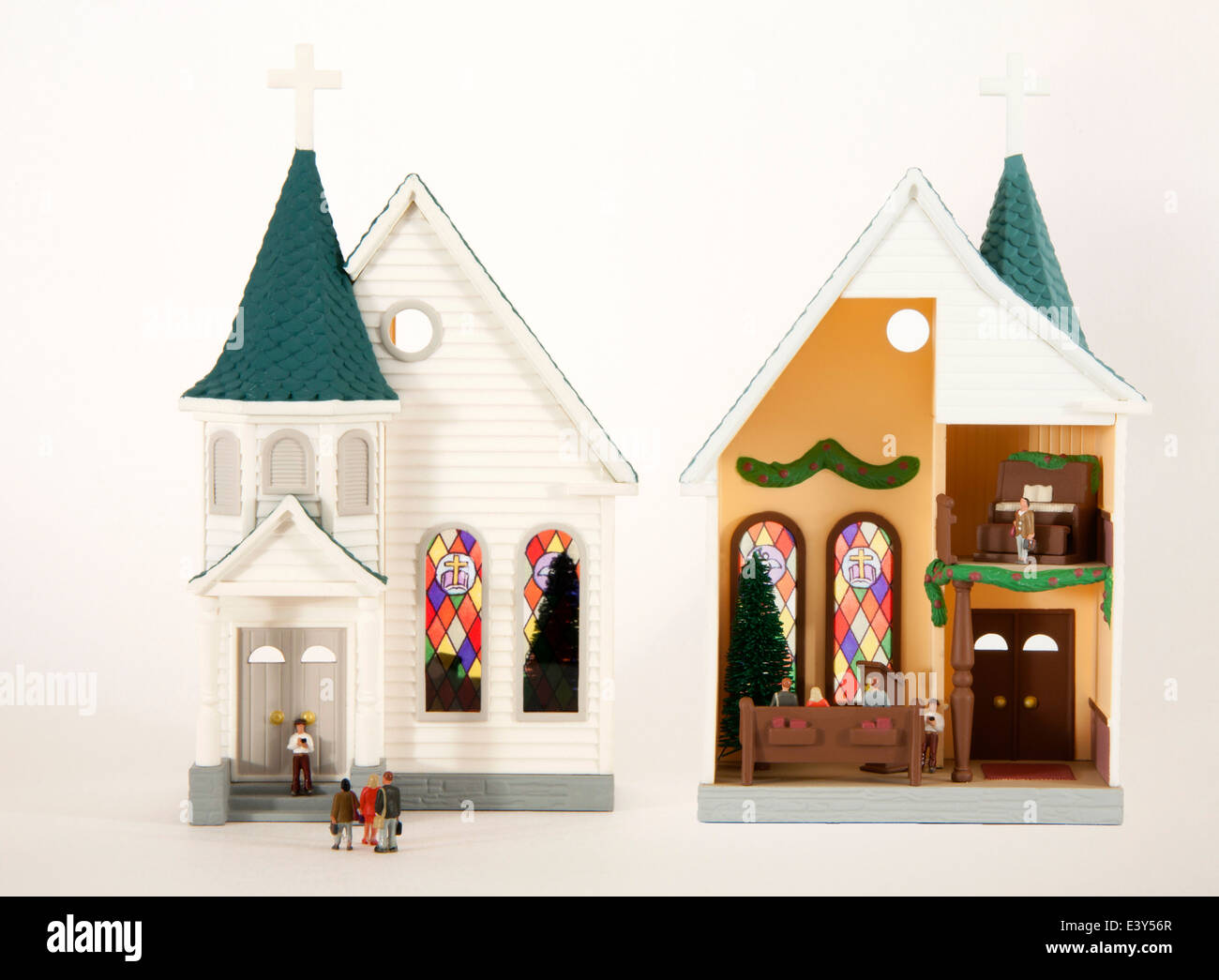 Vorder- und Rückseite Blick auf eine Miniatur-Kirche mit Menschen, die ein Pfarrer und Gemeinde. Stockfoto