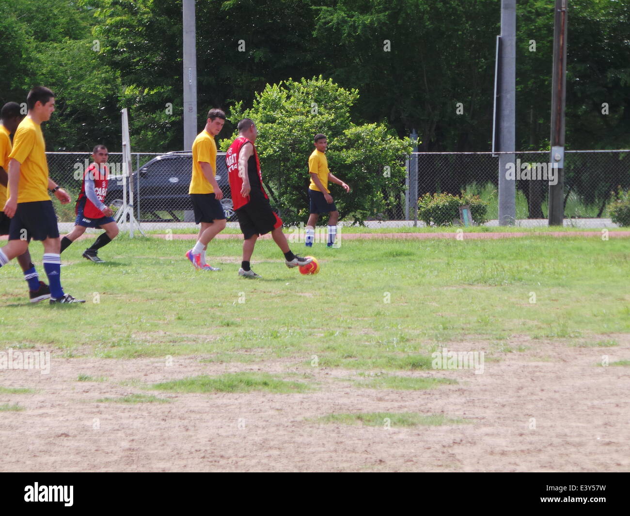 Subic, Philippinen. 1. Juli 2014. Philippine Marines und US Navy spielen Fußball auf Subic Fußballplatz nach ihrer fast vier Tage des Marine-Übungen genannt, wie flott Bereitschaft Zusammenarbeit und Ausbildung (CARAT) 2014 in die Übungen einbezogen sind kombinierte Operationen auf See, amphibische Landungen, Seefernaufklärung, Aufklärung, Such-und Rettungsaktionen sind; und maritime Verbot. © Sherbien Dacalanio/Pacific Press/Alamy Live-Nachrichten Stockfoto