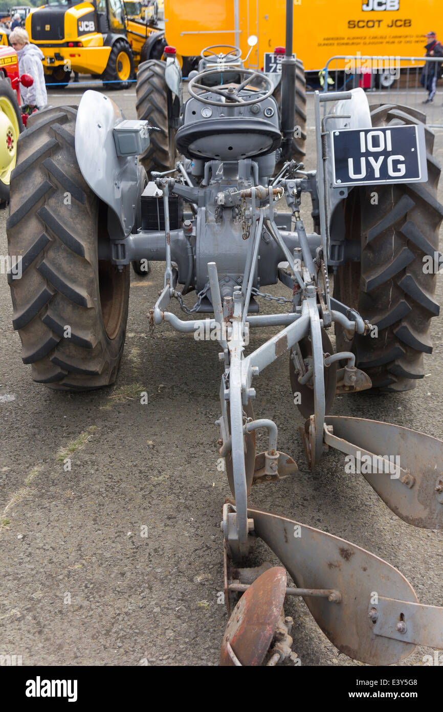 Oldtimer-Traktor und Pflug Stockfoto