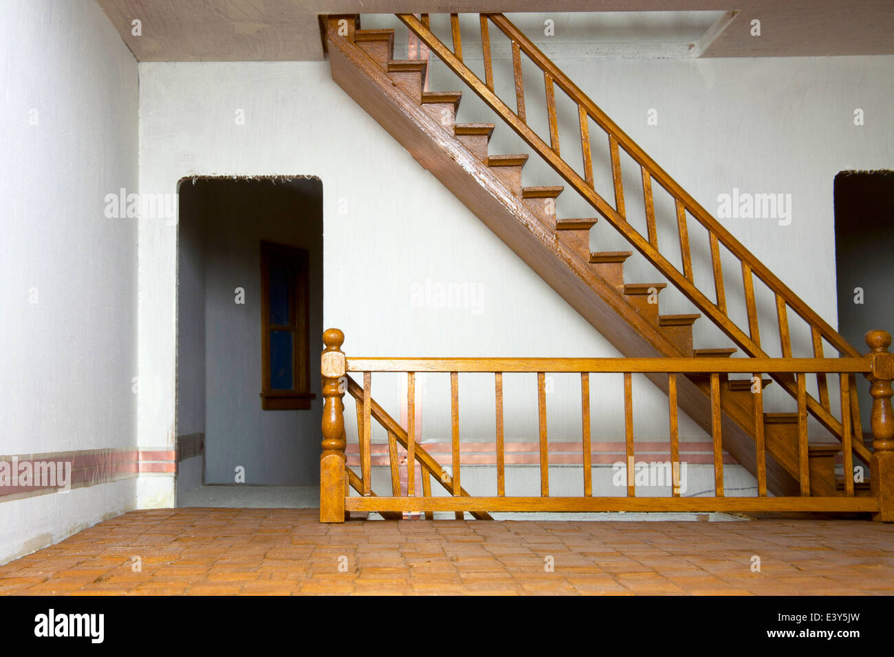 Innenliegendes Zimmer mit Parkettböden und schimpfte Holztreppe im Bau. Stockfoto