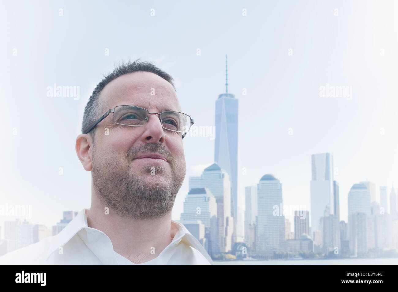 Porträt von reifer Mann und Stadtbild, Jersey City, New Jersey State, USA Stockfoto