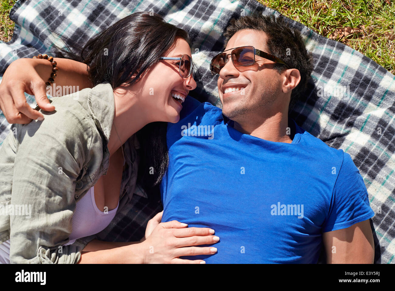 Draufsicht eines Paares auf der Picknickdecke Stockfoto