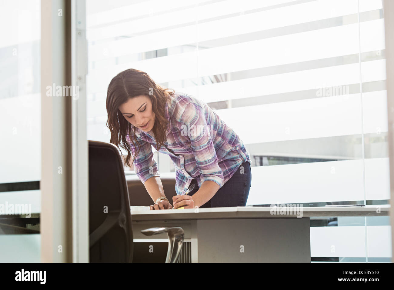 Beschäftigt junge Geschäftsfrau im Büro Stockfoto
