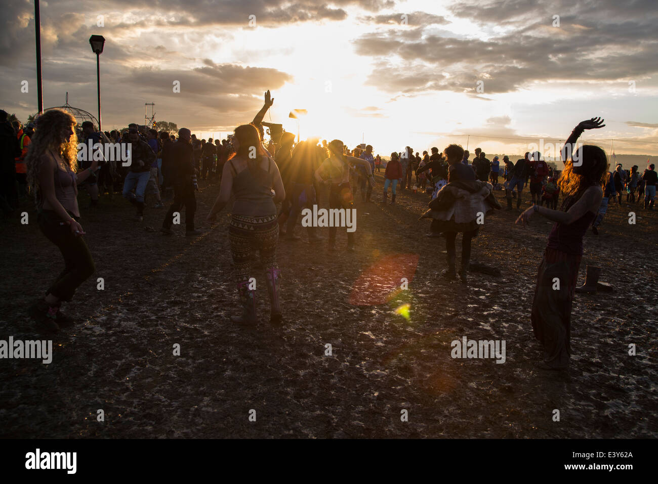 Pilton, UK, 27.06.2014: Atmosphäre beim Glastonbury Festival. Tanzen in den Schlamm wie die Sonne untergeht im Arcadia. Bild von Julie Edwards Stockfoto