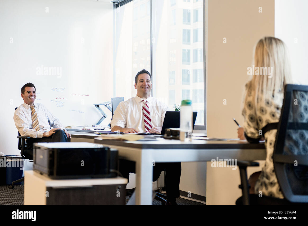 Drei Unternehmer-Anwälte treffen im Büro Stockfoto