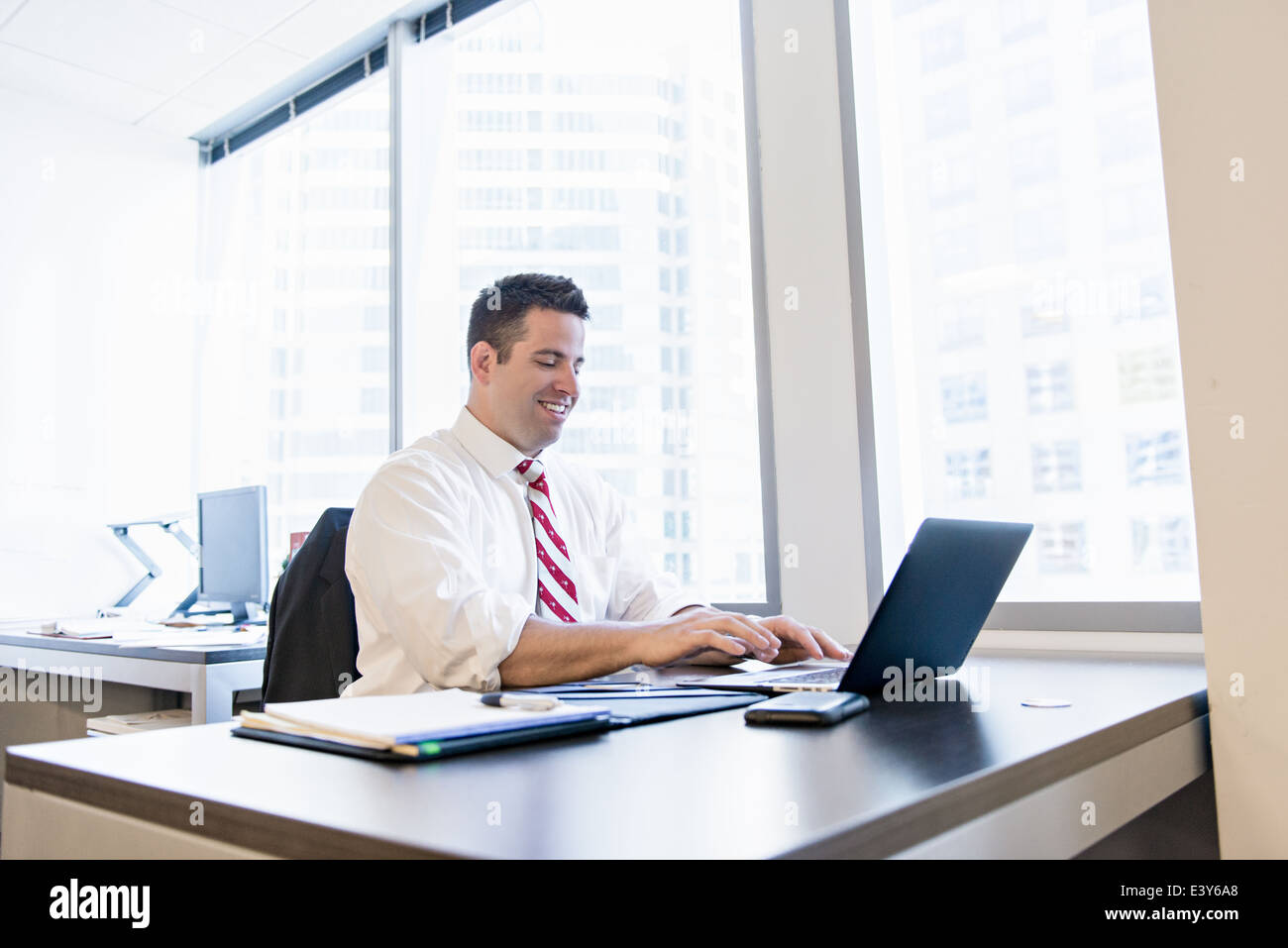 Wirtschaftsjurist mit Laptop im Büro Stockfoto