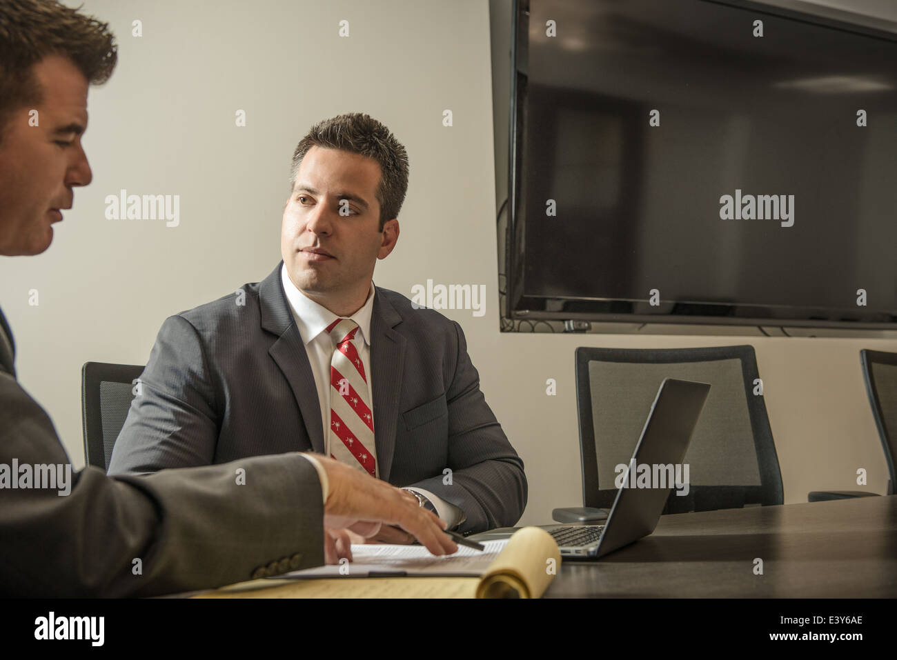 Zwei männliche Wirtschaftsanwälte treffen im Büro Stockfoto
