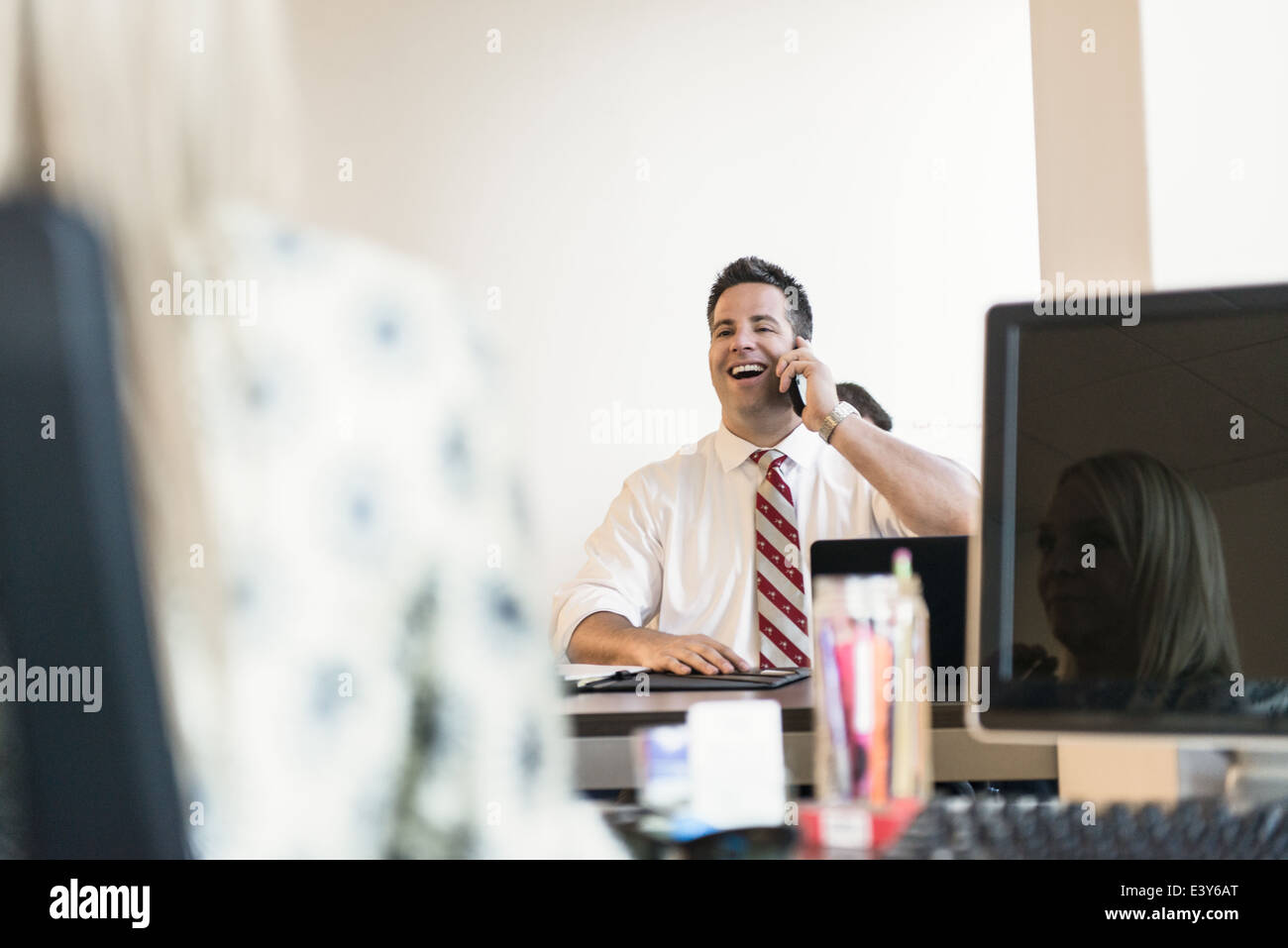 Wirtschaftsanwalt im Chat auf Smartphone im Büro Stockfoto