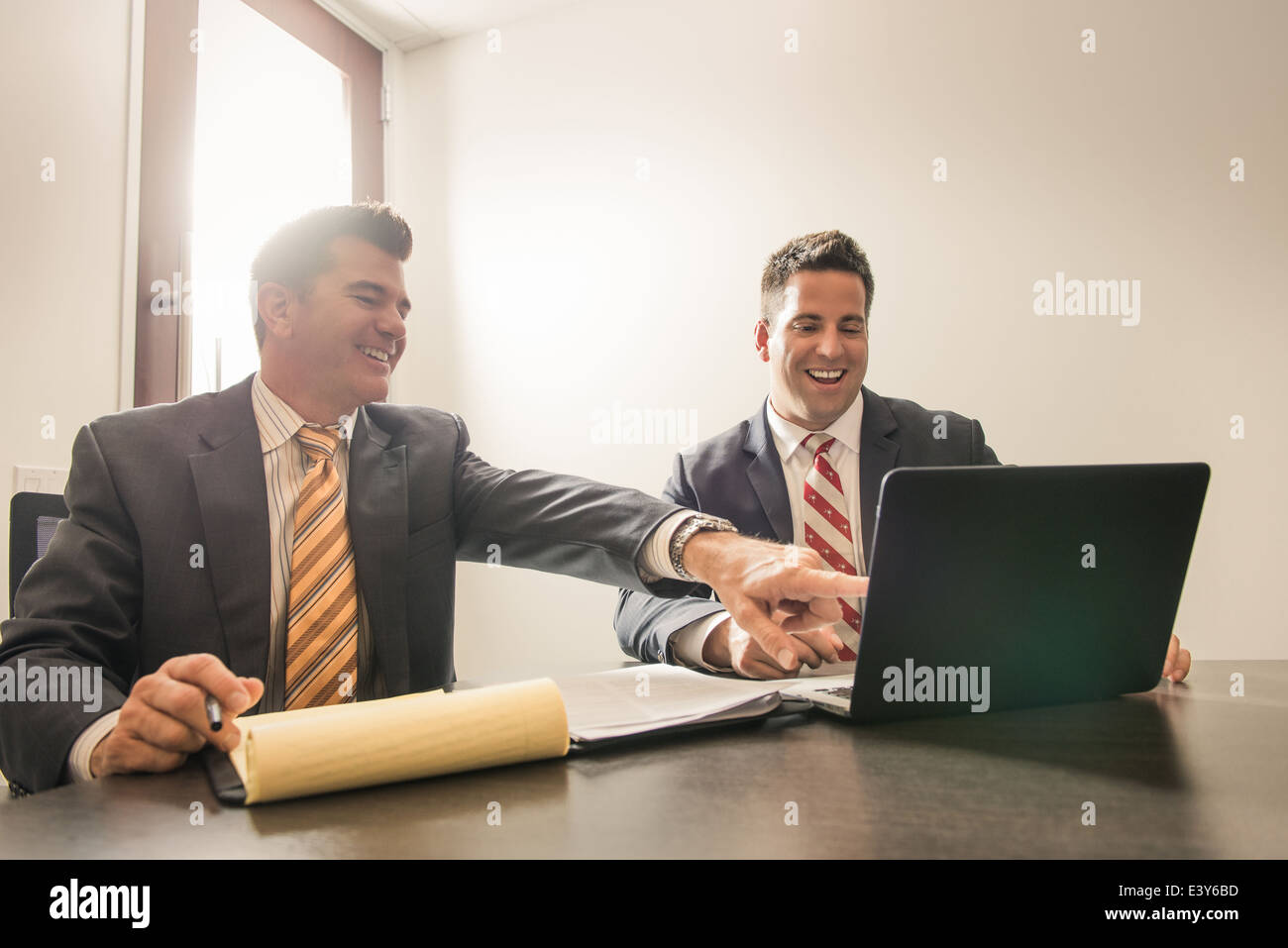 Zwei männliche Wirtschaftsanwälte im Chat im Büro Stockfoto