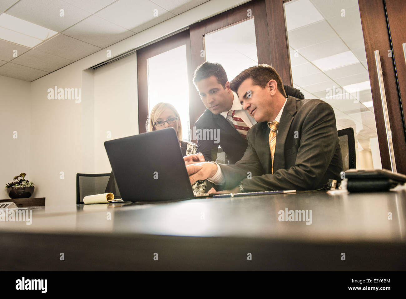 Drei Wirtschaftsanwälte mit einem Vorgespräch in Büro Stockfoto